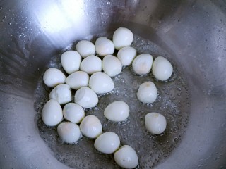 茄汁虎皮鹌鹑蛋,待油七成热时放入鹌鹑蛋。
