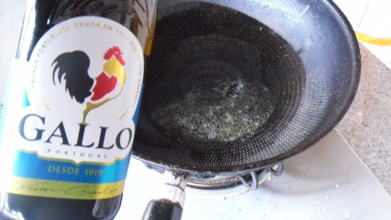 橄榄油小炒,热锅，倒入适量橄榄油 