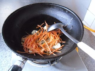 橄榄油小炒, 放入胡萝卜丝，炒至断生 
