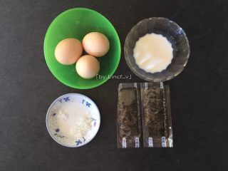 寿司玉子烧,首先准备食材:鸡蛋3个、即食海苔2小包、纯牛奶10g、食用盐1/8匙、白糖1/2匙