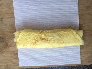寿司玉子烧,煎好的鸡蛋卷玉子烧放至吸油纸，包好稍放凉