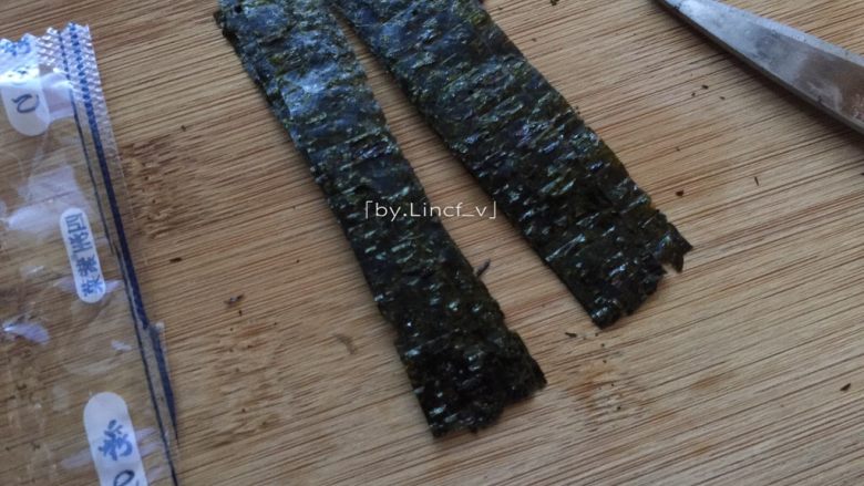 寿司玉子烧,放凉玉子烧的时间里可以先准备好海苔。将即食海苔用剪刀沿竖向中间剪开，分成两半的小长条状