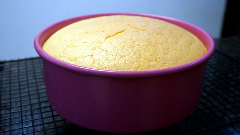 粉色泡浴公主蛋糕,放入烤箱倒数第二层的烤架上，150度上下火烤60分钟。出炉后无需倒扣。