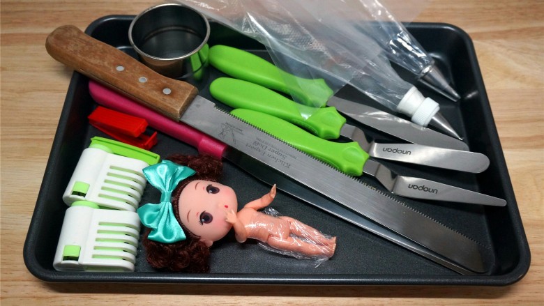 粉色泡浴公主蛋糕,准备小工具，公主娃娃消毒后包上保鲜膜。