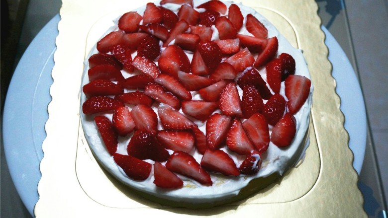 粉色泡浴公主蛋糕,一层蛋糕片一层奶油一层水果，开始制作。