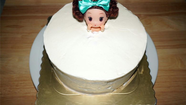 粉色泡浴公主蛋糕,最后给蛋糕整体抹面。