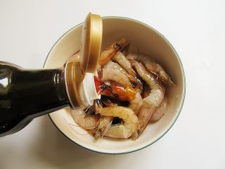私家茄汁金丝虾串,倒入生抽、料酒少许腌渍一下