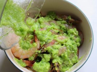 私家茄汁金丝虾串,将蒜泥汁倒入虾里拌均匀腌渍十分钟