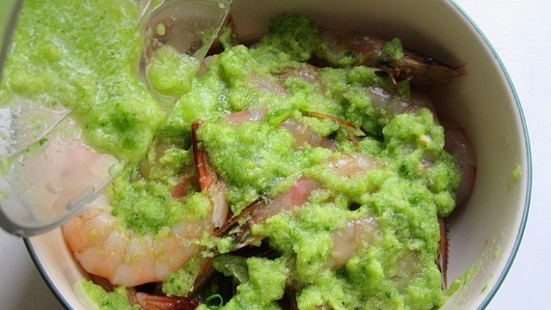 私家茄汁金丝虾串,将蒜泥汁倒入虾里拌均匀腌渍十分钟