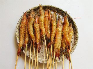 私家茄汁金丝虾串,虾用烤肉长竹签串好