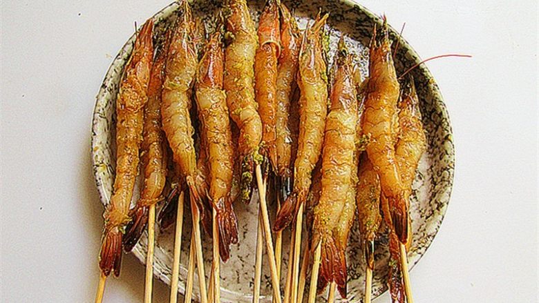 私家茄汁金丝虾串,虾用烤肉长竹签串好
