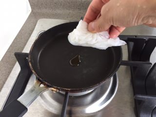 日式生蚝鸡蛋丼,碗大口径的小锅，倒入一茶匙芝麻油，用浸湿的吸水纸抹开，铺满锅底。