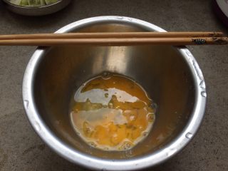 日式生蚝鸡蛋丼,鸡蛋戳散蛋黄，不要全部搅匀。