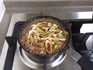 日式生蚝鸡蛋丼,大葱煎好了，加入酱汁煮沸。