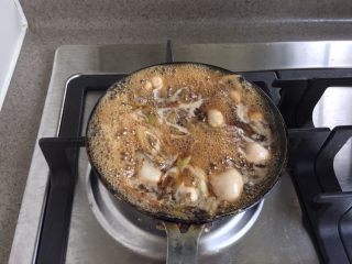 日式生蚝鸡蛋丼,再加入生蚝，平铺锅中。大火再煮沸，撇去浮沫，中火煮1分钟。