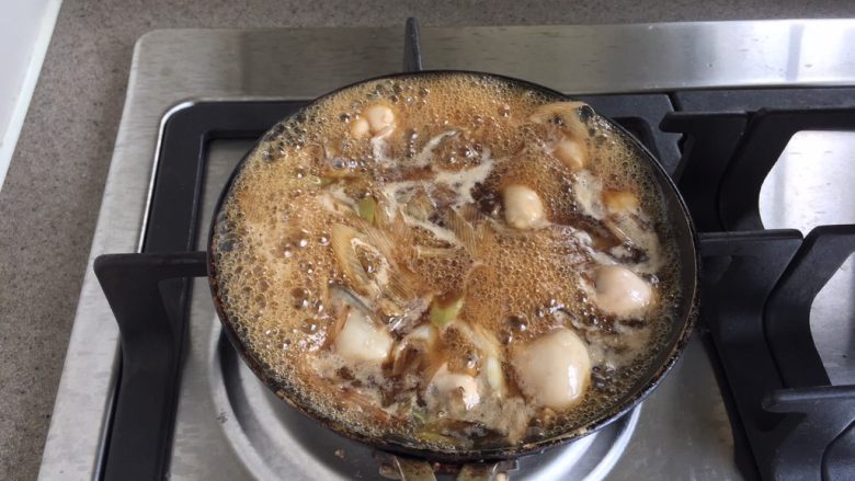 日式生蚝鸡蛋丼,再加入生蚝，平铺锅中。大火再煮沸，撇去浮沫，中火煮1分钟。