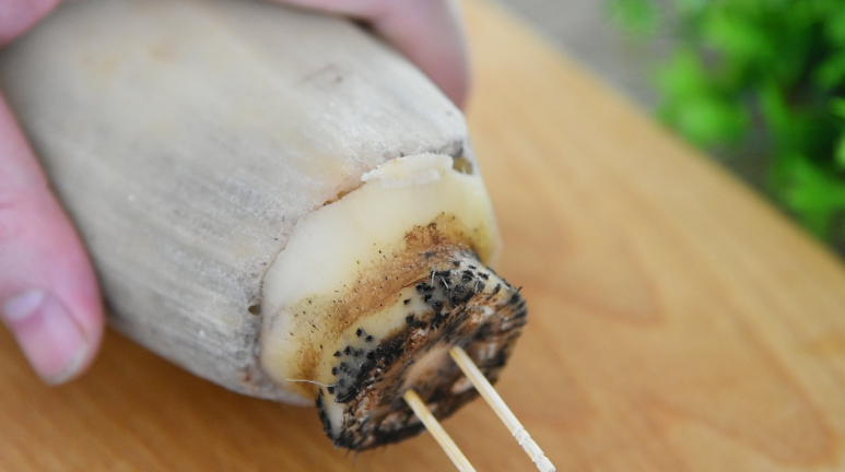 正宗“桂花糖藕”的做法,香甜软糯,用数根牙签固定，防止糯米掉出