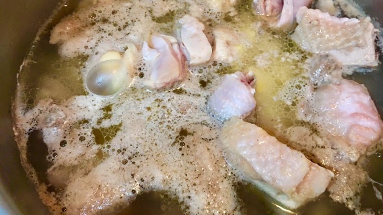 日式咖哩雞,鍋內出現浮游泡沫即可關火