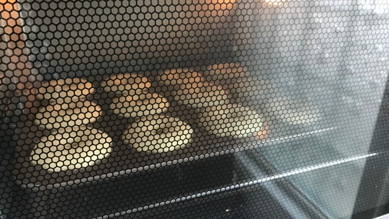 松软甜甜圈蛋糕,放入预热好的烤箱，170度中层上下火20分钟左右。出炉后轻震出热气，脱模。
