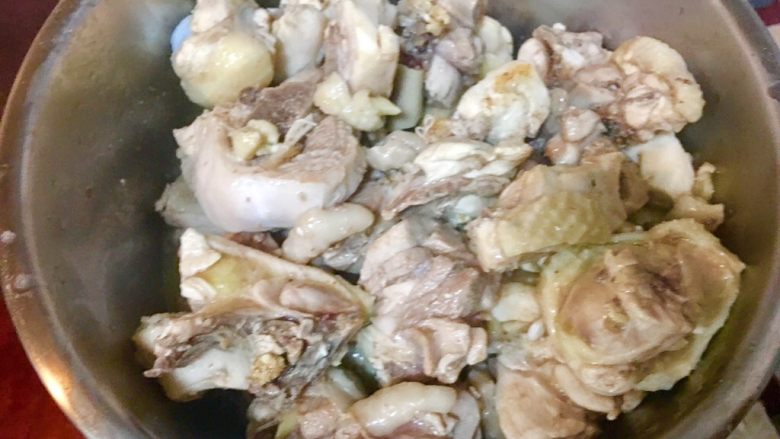日式咖哩雞,將步驟14的雞肉先盛起在另一鍋內備用