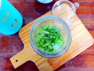 健康饮食之芹菜芦笋黄瓜汁,加入凉开水！