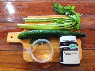 健康饮食之芹菜芦笋黄瓜汁,首先我们准备好所有食材！