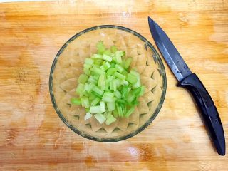 健康饮食之芹菜芦笋黄瓜汁,芹菜如图所示切成小丁，备用！