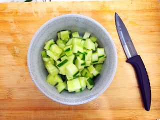 健康饮食之芹菜芦笋黄瓜汁,黄瓜如图所示切成小块，备用！
