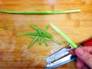 健康饮食之芹菜芦笋黄瓜汁,芦笋剪去尾部老的部分，洗净，再如图所示，用削皮刀削掉尾部的老皮！