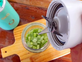 健康饮食之芹菜芦笋黄瓜汁,盖上料理杯的盖子！