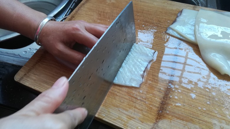 麦穗鱿鱼花,再用直刀法切，也是切到鱿鱼五分之四深度。