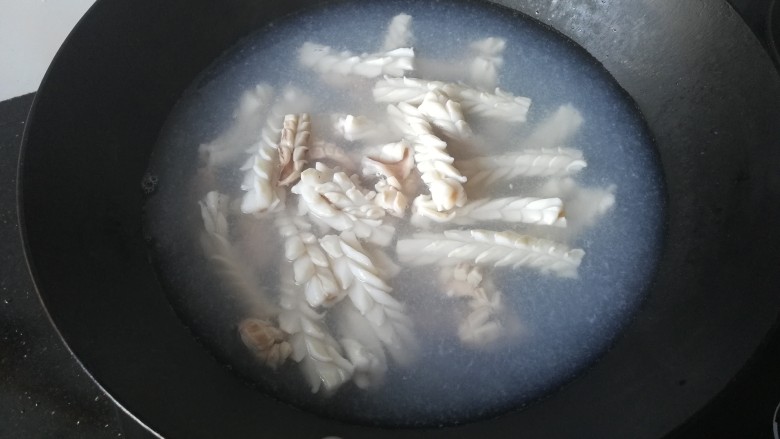 麦穗鱿鱼花,把切好的鱿鱼花倒入开水锅中烫至定型。