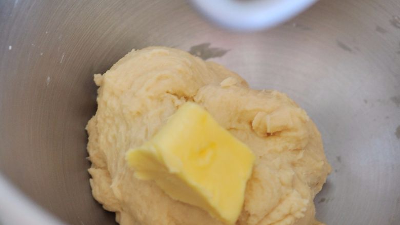 紫薯辫子土司,
面团成型后，加入软化的黄油。