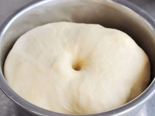 紫薯辫子土司,面团发酵至两倍大，按下不会回缩时，发酵结束。