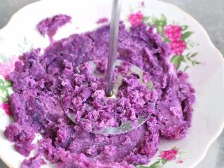 紫薯辫子土司,
紫薯提前蒸好，压成泥状，加入糖和淡奶油，混合均匀。