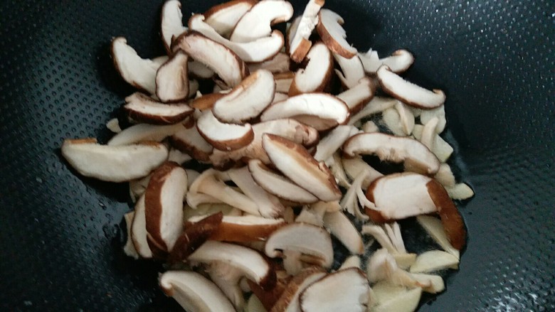 耗油香菇,切薄的香菇和香菇把一起倒进油锅内翻炒