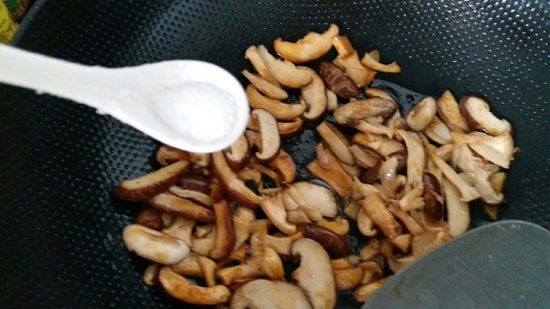 耗油香菇,煸炒三分钟后再加入适量盐