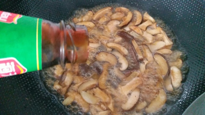 耗油香菇,煮开后加入耗油