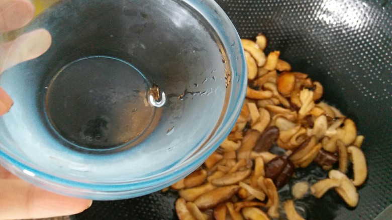 耗油香菇,加入一小碗纯净水
