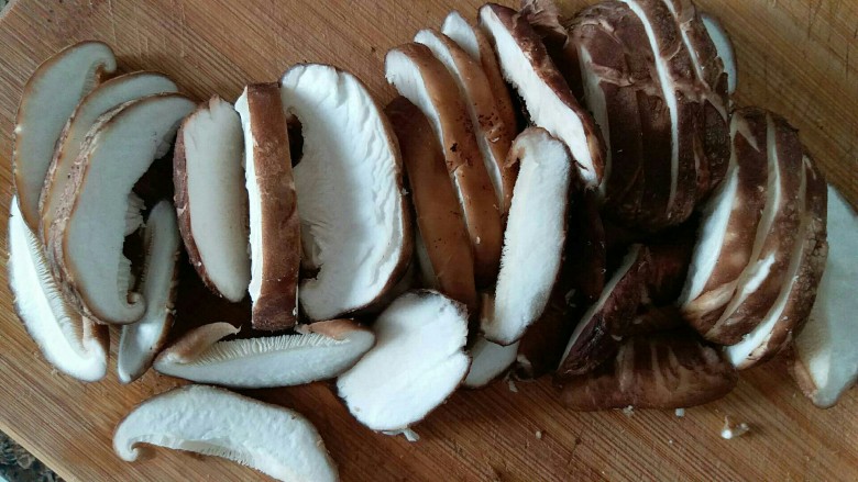 耗油香菇,香菇也切厚薄均匀的片状