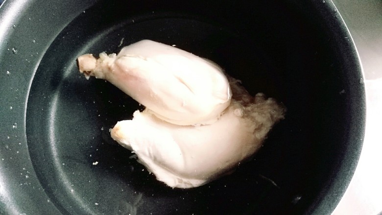 鸡肉杂蔬高汤,再次凉水下锅煮开，去除残余的血沫