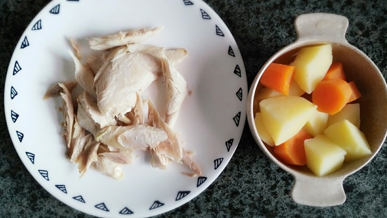 鸡肉杂蔬高汤,捞出蔬菜和鸡肉备用（又把香菇忘记了）