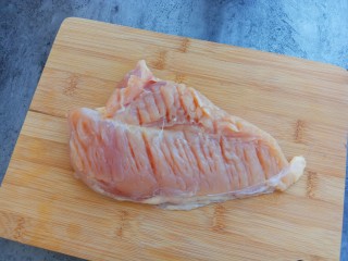 柠香黑椒鸡排,鸡胸肉用刀背均匀的敲一下，如果鸡胸肉比较大可以一分为二