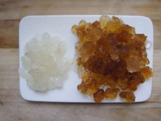 桃胶皂角米甜羹,皂角米发到无白色就好。