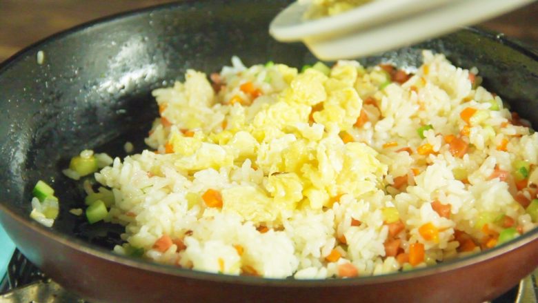 黄金蛋炒饭！让你爱上吃饭！,再加入鸡蛋碎，加入适量的盐即可出锅啦