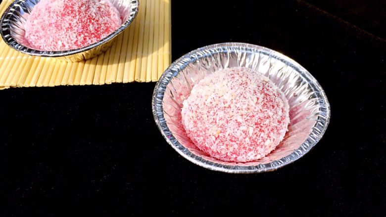火龙果糯米糍,做好的火龙果糯米糍可以放到纸托或锡纸蛋挞底方便拿取食用