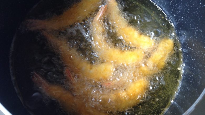 日式炸虾,放入油锅，中小火炸至金黄即可
