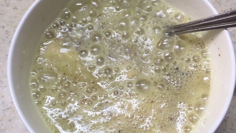 千层饼,将炸好的花椒油过滤掉花椒粒，倒入事先准备好的b料碗里。