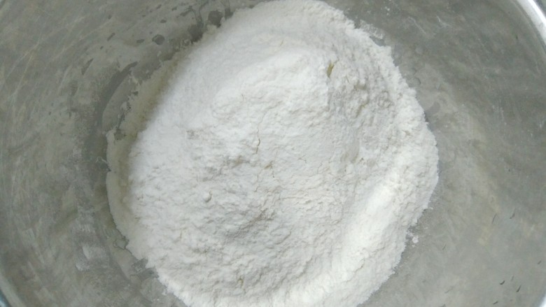 家常韭菜鸡蛋水饺（付饺子皮详细教程）,用容器盛出约435克面粉。