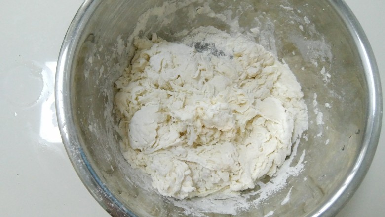 家常韭菜鸡蛋水饺（付饺子皮详细教程）,倒入面粉里，拌成絮状或者面片状。